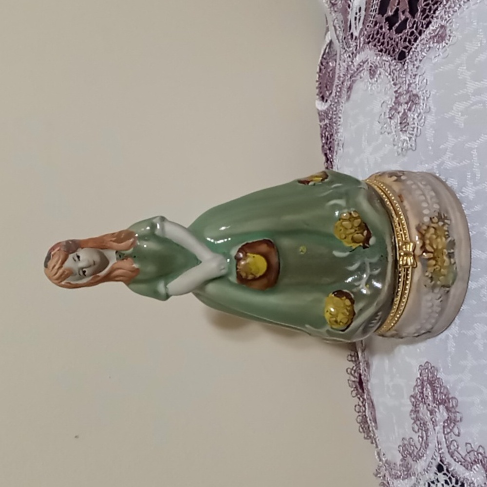 VINTAGE PORCELAIN TRINKET BOX